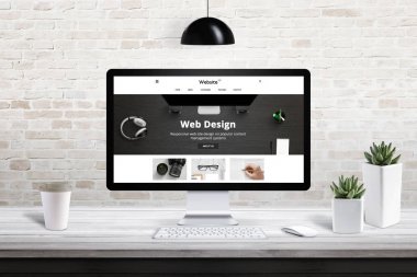 Yanıt veren web sitesi tasarım sunum bilgisayar ekranda. Modern ofis iç arka planda tuğla duvar ile.