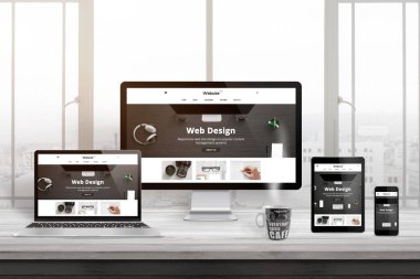 Birden fazla cihaz ile modern, duyarlı, düz web sitesi tanıtımı.