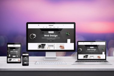 Bilgisayar, dizüstü bilgisayar, tablet ve akıllı telefon ekran yanıt veren web sitesi tasarım sunum.
