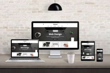Farklı görüntü aygıtları yanıt veren web sitesi tanıtımı. Modern stüdyo iç. Tuğla duvar arka planda.