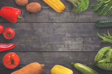 Geleneksel ahşap masa sağlıklı sebze kompozisyonu. Üstten Görünüm. Metin için boş alan.