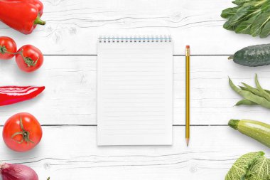 Boş panel malzemeler Beyaz ahşap masa üzerinde bir listesi için. Kırmızı ve yeşil sebze yanında.