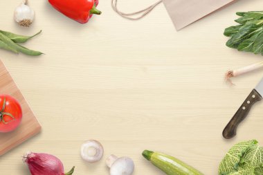 Mutfak masasının ortasında kopya alanı ile. Yemek yanında depolamak için malzemeler.