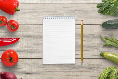 Yastık ve malzemeleri bir vejetaryen listesini yazmak için kalem. Boş kağıt metin için. Sebze yanında.