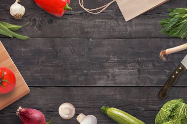 Sebze bir mutfak masada yemek hazırlama. Metin içinde geçmiş için boş alan ile siyah ahşap masa.