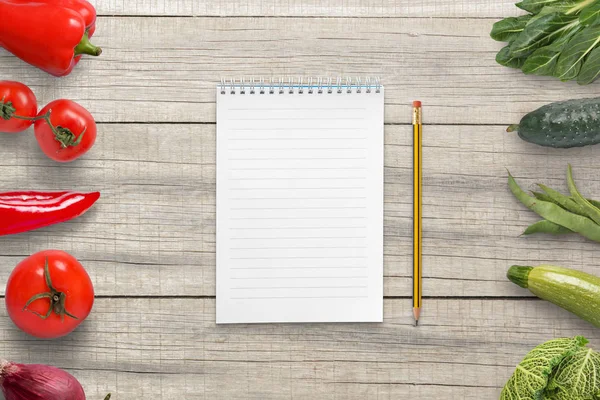 Yastık ve malzemeleri bir vejetaryen listesini yazmak için kalem. Boş kağıt metin için. Sebze yanında.