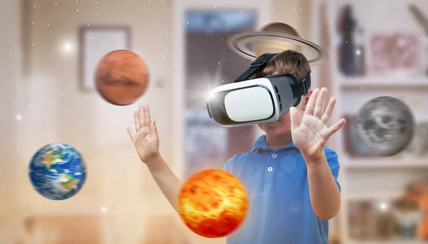 Niño Con Auricular Realidad Virtual Explorando Planetas Habitación Concepto Utilización —  Fotos de Stock