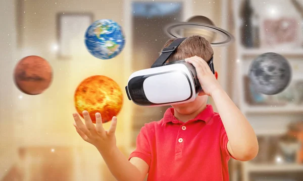 Sanal Gerçeklik Gözlüklü Çocuk Güneş Odasında Tutuyor Modern Teknolojileri Öğrenmek — Stok fotoğraf