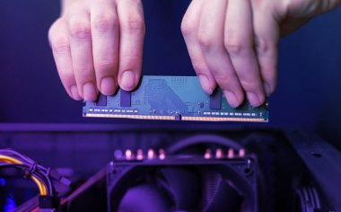 Bilgisayarına bir hafıza modülü yüklüyorum. Kişisel bir bilgisayar için basit bir modül.