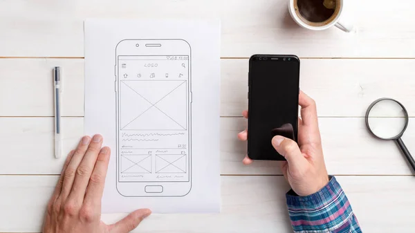 Designer Testet Die Benutzeroberfläche Und Die Benutzererfahrung Auf Einem Mobiltelefon — Stockfoto