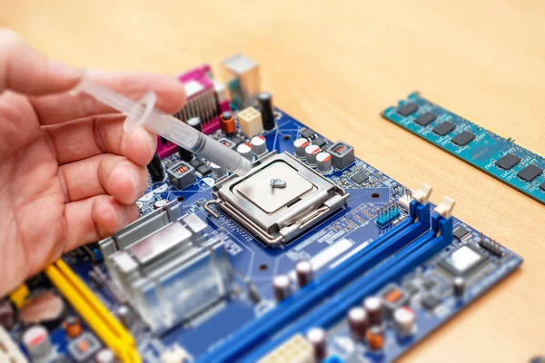 Thermische Pasta Een Computerprocessor Aanbrengen Processor Installatie Concept Koeloplossing Blauw — Stockfoto