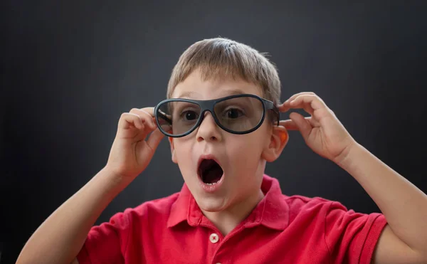 Geschokt Jongen Met Bril Ogen Kijken Film — Stockfoto