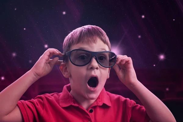 Pojke Med Glasögon Bio Chockerat Uttryck — Stockfoto