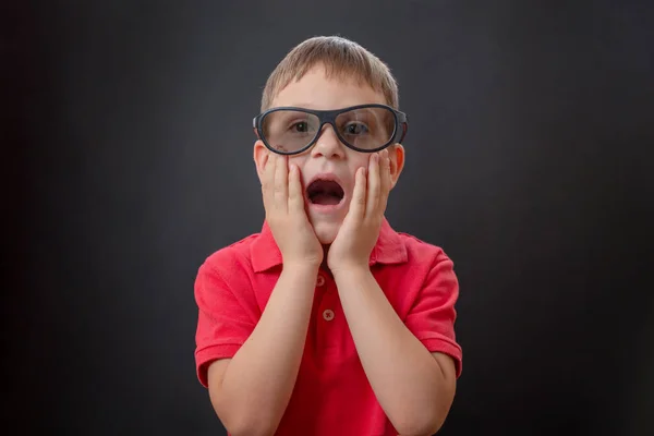 Verrast Jongen Met Open Mond Met Handen Zijn Gezicht Naar — Stockfoto