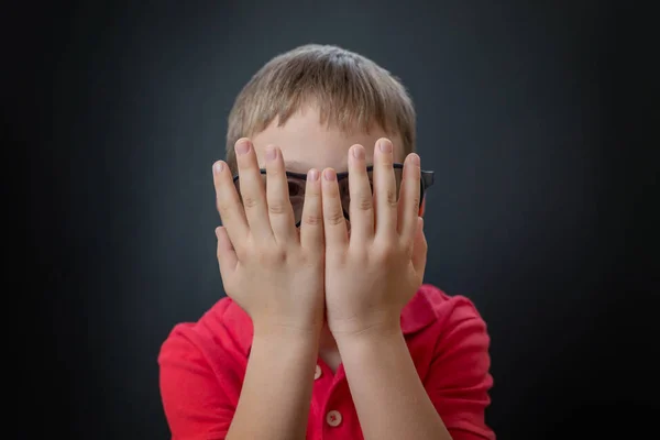 Pojken Kikar Genom Fingrarna Titta Skrämmande Film Med Glasögon — Stockfoto