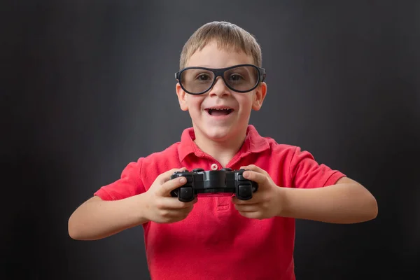 Chico Está Sonriendo Con Gafas Sosteniendo Joypad Juego Sus Manos —  Fotos de Stock