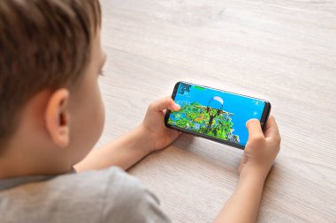 Saraybosna, Bosna-Hersek - 29 Kasım 2019: Fortnite çevrimiçi video oyunu Epic Games tarafından çağdaş android akıllı telefonlarda geliştirildi