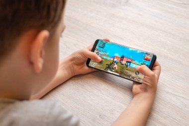 Saraybosna, Bosna-Hersek - 29 Kasım 2019: Bilinmeyen Oyuncular 'ın Savaş Alanı veya Pubg oyunu, çağdaş akıllı telefonda erkeklerin ellerinde