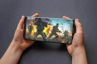 Saraybosna, Bosna-Hersek - 29 Kasım 2019: Call of Duty: Mobil birinci şahıs nişancı oyunu Timi Studios tarafından geliştirildi ve Activision tarafından çocuk ellerinde modern akıllı telefon üzerine yayınlandı