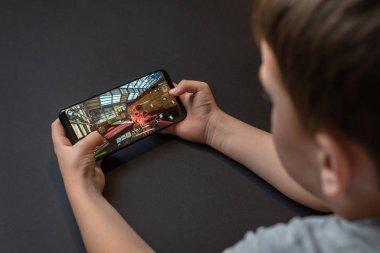 Saraybosna, Bosna-Hersek - 29 Kasım 2019: Call of Duty: Mobil birinci şahıs nişancı oyunu çocuğun elinde çağdaş bir akıllı telefonda