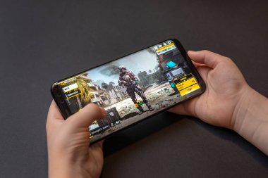Saraybosna, Bosna-Hersek - 29 Kasım 2019: Çocuk Call of Duty: Samsung Galaxy S9 'da cep telefonu ve yakın plan akıllı telefon