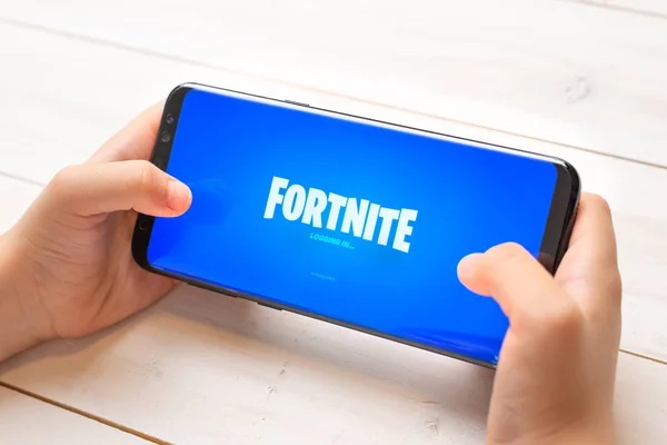 Sarajevo Bosnie Herzégovine Novembre 2019 Enfant Joue Fortnite Sur Samsung — Photo