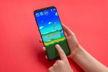 Saraybosna, Bosna-Hersek - 30 Kasım 2019: Modern android akıllı telefonlara yakın plan Süper Mario Run mobil oyunu oynayan çocuk