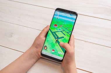 Saraybosna, Bosna-Hersek - 30 Kasım 2019: Samsung Galaxy S9 akıllı telefon yakın planında Pokemon Go oyunu oynayan çocuk