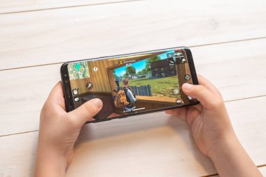 Saraybosna, Bosna-Hersek - 30 Kasım 2019: Samsung Galaxy S9 'daki Garena Free Fire video oyunu artı çocuğun yakın plandaki zekası