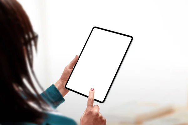 Mockup Del Tablet Donna Tenendo Tablet Mano Toccare Concetto Schermo — Foto Stock