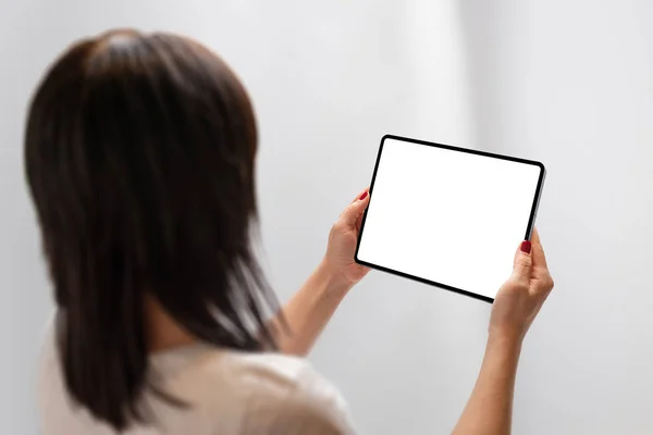 Model Için Izole Ekran Tableti Tutan Kız Nce Kenarlı Anne — Stok fotoğraf