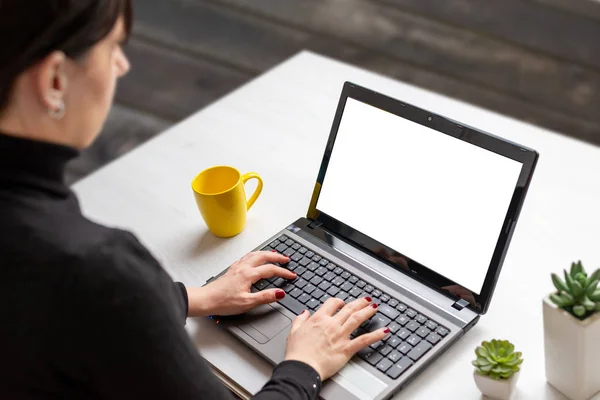 Женщина Работает Ноутбуке Изолированным Экраном Макета Белом Плоском Столе Чашкой — стоковое фото