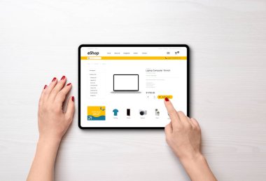 Tabletle internetten alışveriş yapmak. Masasında kapkaç antlaşması olan modern bir internet mağazası. Üst manzara, boştu. 