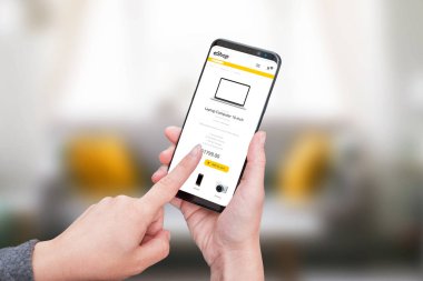 Cep telefonuyla çalışıyor. Düz tasarım e-ticaret uygulaması ya da teknoloji cihazlı web sitesi konsepti. Yakın plan.