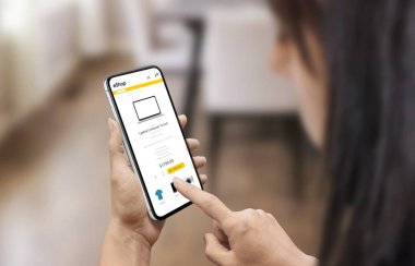 İnternette yeni dizüstü bilgisayar arayan bir kadın. E-ticaret web sitesi ya da telefon ekranındaki uygulama kavramı