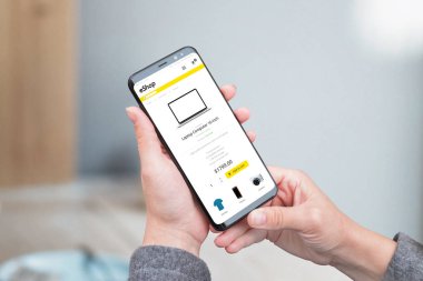Akıllı telefondaki web mağazası uygulaması. Mobil cihazla online alışveriş kavramı. Yakın plan.