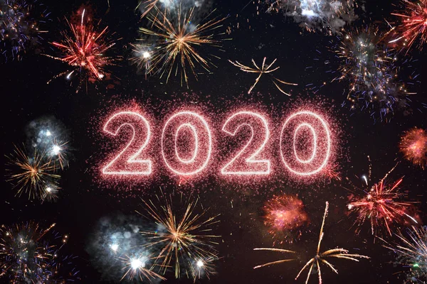 2020年 用闪耀的焰火在夜空中书写 被五彩缤纷的焰火环绕 快乐新年2020问候理念 — 图库照片