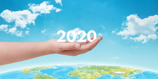 Hand Houdt 2020 Jaar Boven Planeet Aarde Gelukkig Nieuwjaar 2020 — Stockfoto