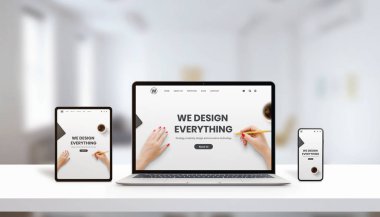 Laptop, tablet ve telefon görüntüleme konseptinde ilgili bir web sitesi. Modern, düz web sayfası tasarımı. İnce kenarlı modern cihazlar. Ofis, stüdyo masası