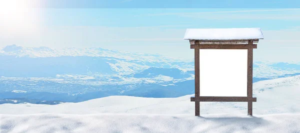Pusty Drewniany Billboard Drogowskaz Przed Górskim Krajobrazem Śniegiem Odizolowana Powierzchnia — Zdjęcie stockowe