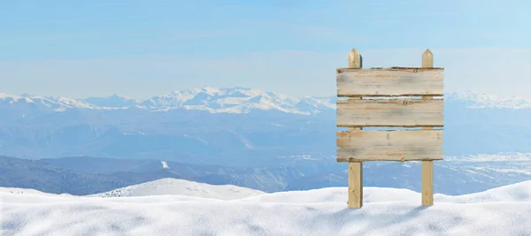 Segnavia Legno Cima Alla Montagna Inchiodato Nella Neve Picchi Innevati — Foto Stock