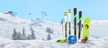 Kayak, direkler, snowboard, eldivenler, miğfer ve gözlükler kayak merkezindeki kara sabitlenmiş. Metin için boş alan. Kayak kaldırma ve geri grupta eğim