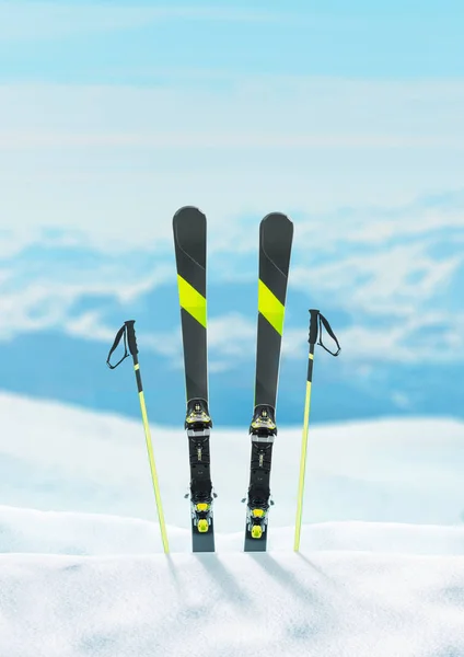 Ski Bastões Esqui Neve Composição Vertical Close Picos Neve Montanha — Fotografia de Stock