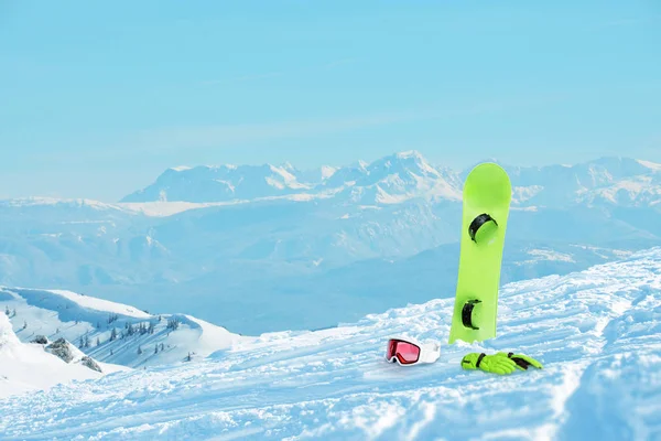 Snowboardové Vybavení Sjezdovce Zasněžené Vrcholky Pozadí Kopírovat Mezeru Vedle — Stock fotografie