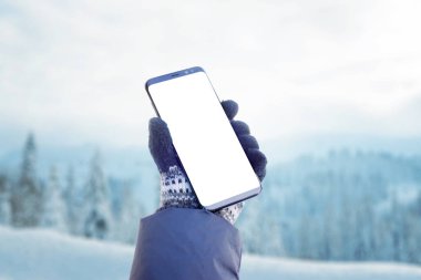 Elde telefon modeli. Bol karlı kış zamanı. Haritadaki rotayı bulmak için akıllı telefon kullanma kavramı. Uygulama tasarım tanıtımı için izole ekran