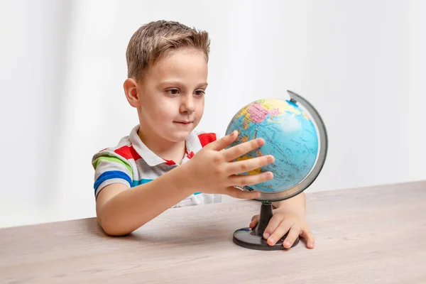 Jongen Draait Wereld Zijn Bureau Boncept Van Het Leren Aardrijkskunde — Stockfoto