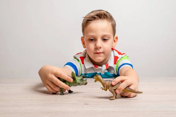 Niño Sosteniendo Juguetes Dinosaurios Concepto Desarrollar Atención Los Niños Través —  Fotos de Stock