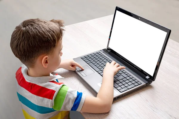 Pojken Använder Bärbar Dator Mockup Isolerad Skärm För App Spel — Stockfoto