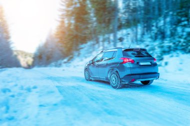 Kışın bir dağ yolunda araba sürmek. Güvenlik ekipmanlı kış tatili konsepti