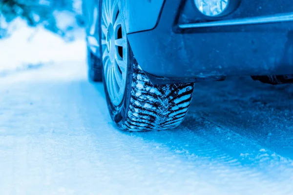 Opona Zimowa Samochodzie Śnieżnej Nawierzchni Zbliżenie — Zdjęcie stockowe